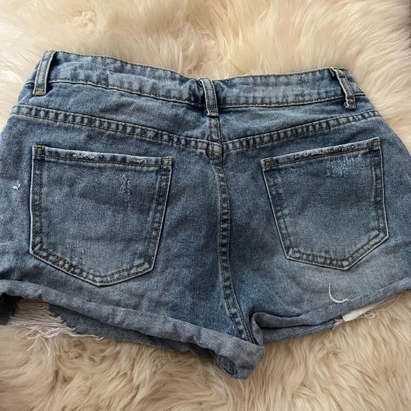 Light wash short ripped jeans mid rise never worn - Picture 2 of 2